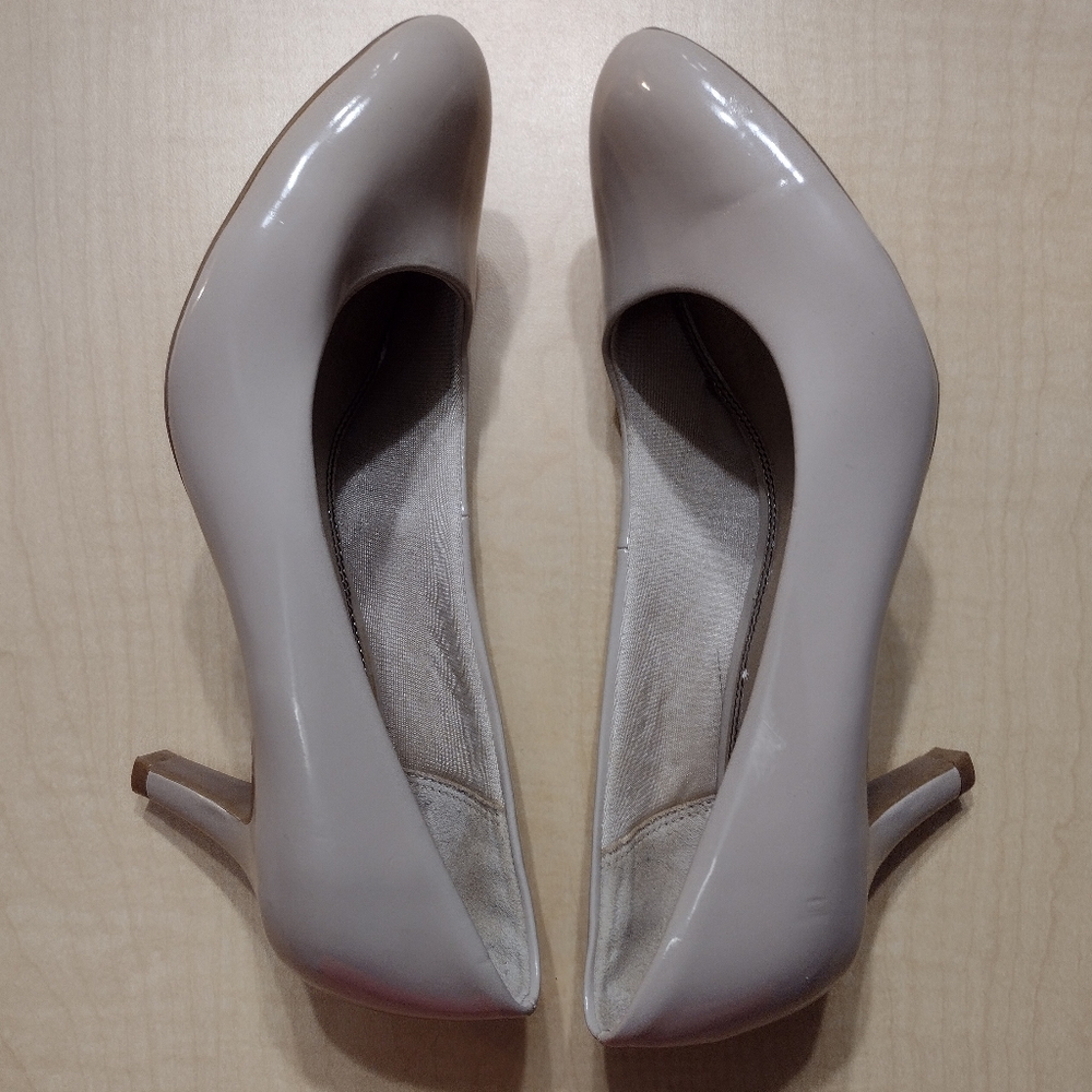 Classic Women's Patent Mid-Heel Pumps in Nude - Picture 8 of 13